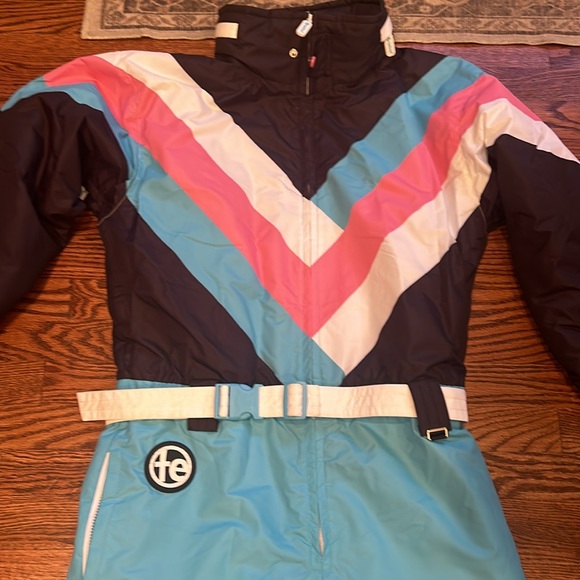 Tipsy Elves men’s snowsuit - Picture 4 of 8